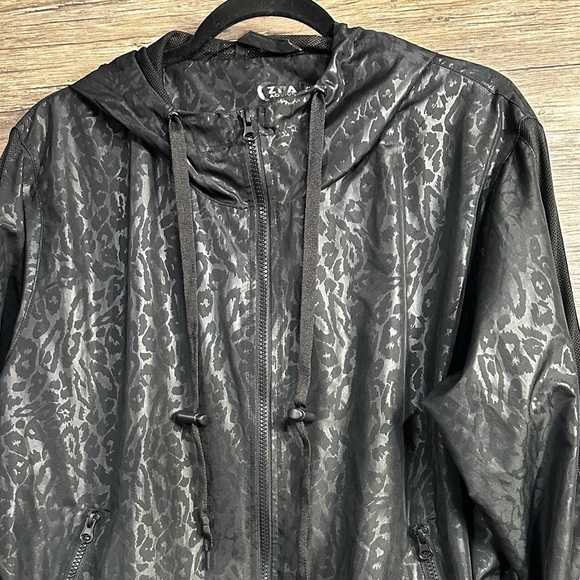 Zyia Active Stylish Black Patterned Bomber Jacket - Picture 7 of 7